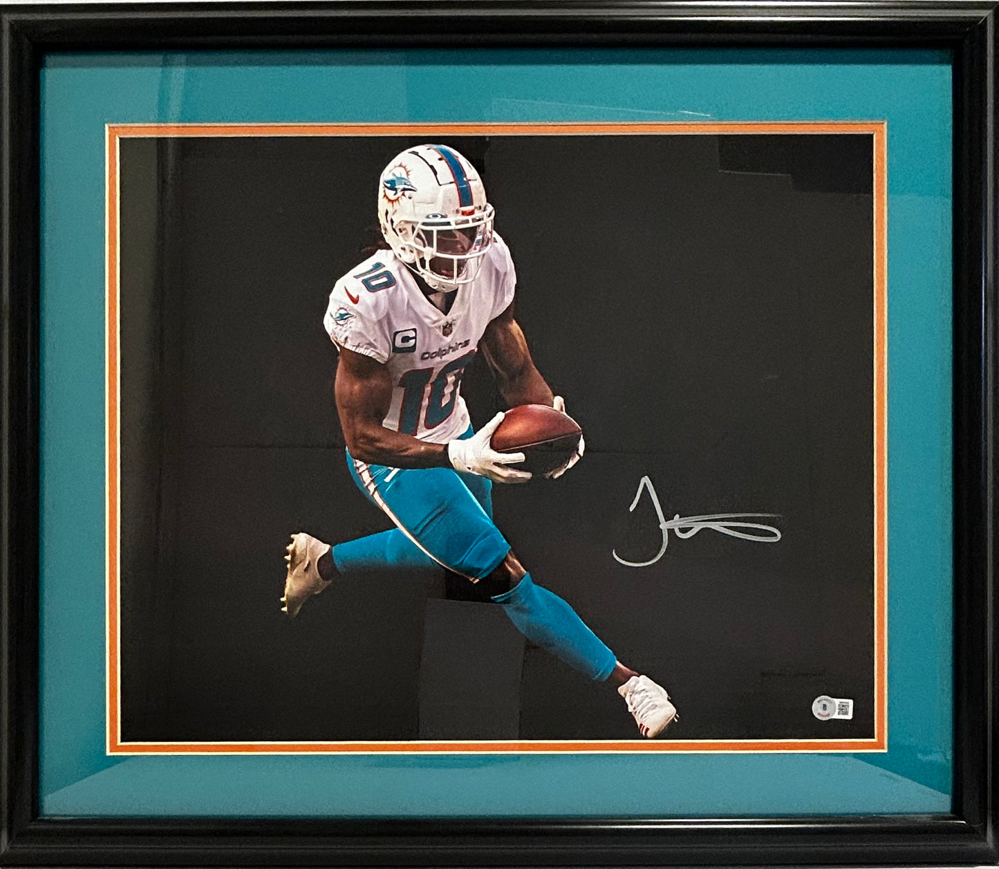 MIAMI DOLPHINS TYREEK HILL SIGNED 16X20 PHOTO DOUBLE MATTED 20X24 FRAME