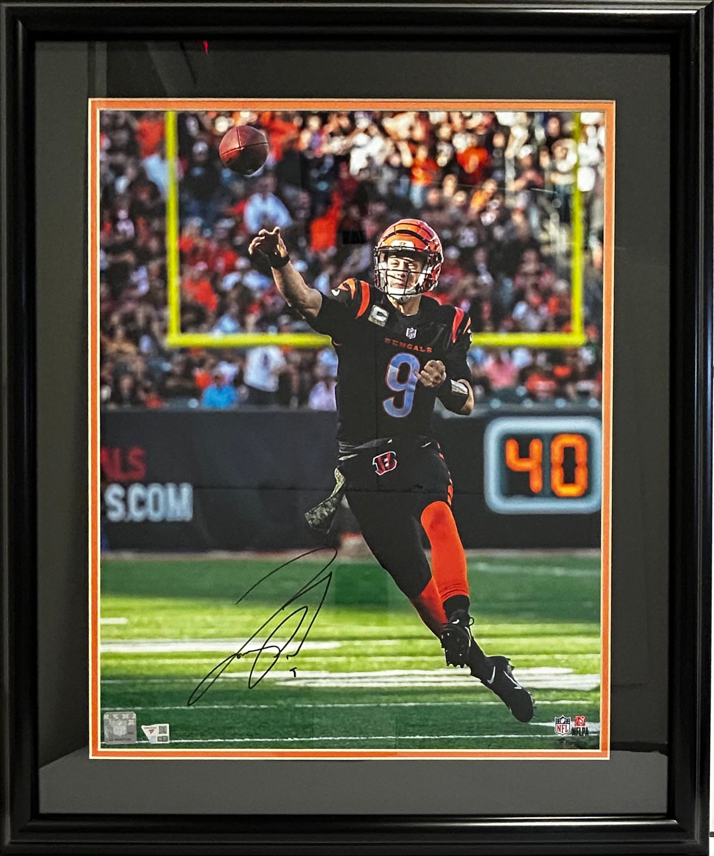 CINNCINATI BENGALS JOE BURROW SIGNED 16X20 PHOTO DOUBLE MATTED AND FRAMED 20X24 CERTIFIED FANATICS